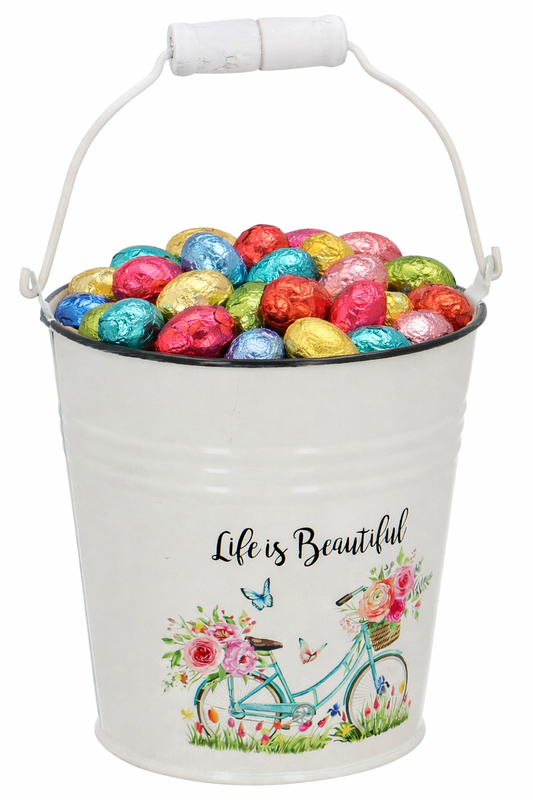 Blikken emmertje gevuld met paaseitjes